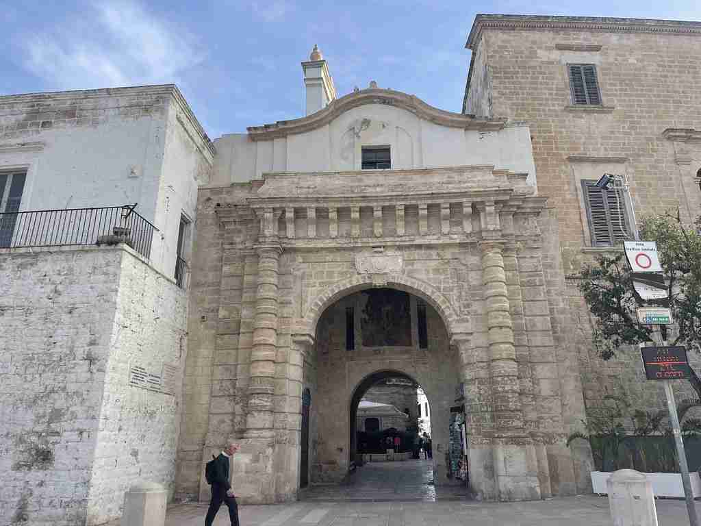 Bejárat az óvárosba: Polignano a Mare látnivalók