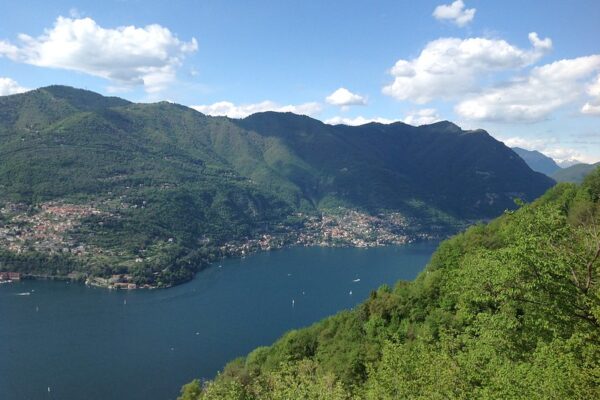 A Como–Brunate sikló: a Comói-tó felett A Como-Brunate sikló