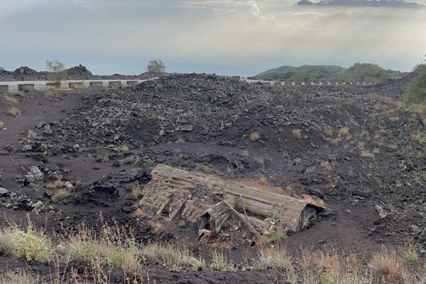 Az Etna 1669-es kitörése és az 1693-as földrengés Az Etna 1669-es kitörése