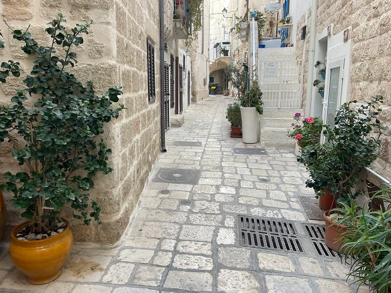 Polignano a Mare utcája az óvárosban, áprilisban