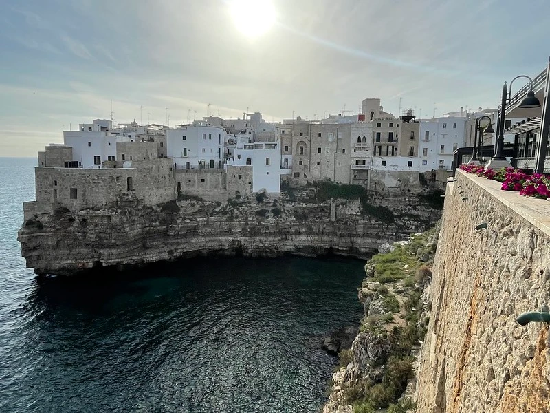 Polignano a mare és a tenger, a sziklákra épült város