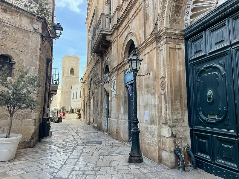 Polignano a Mare egyik utcája az óváros bejárata mögött reggel