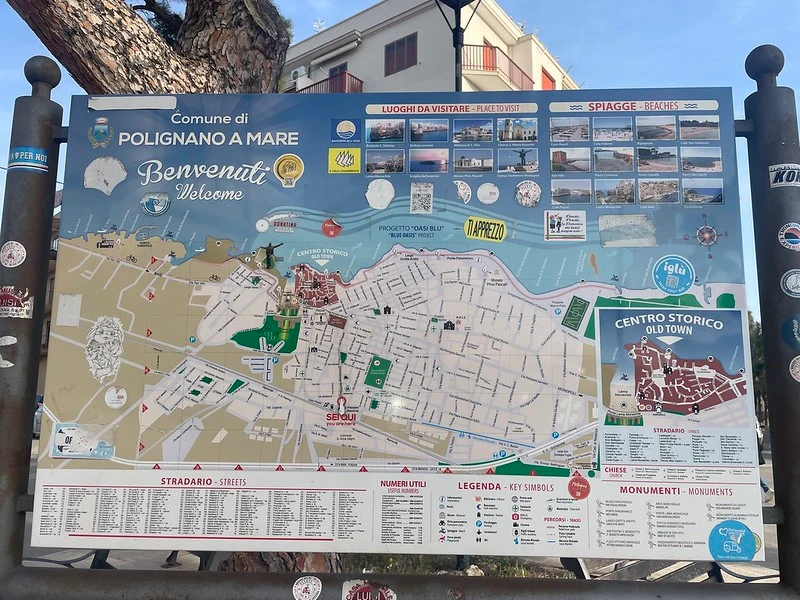 Tábla az állomás előtt - Polignano a Mare