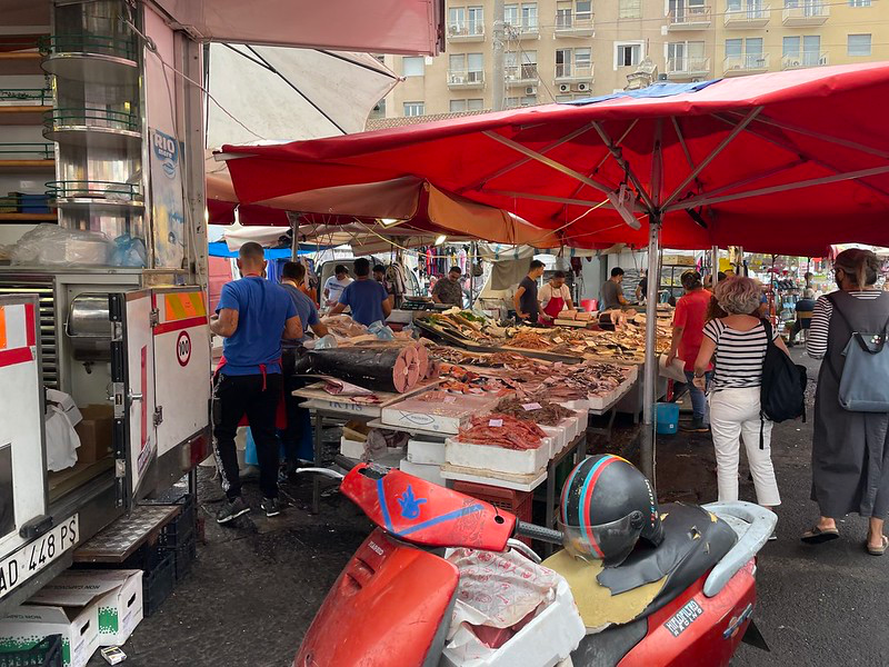 A város egyik legismertebb piaca a Fera o Luni, amely a Piazza Carlo Alberto környékén található, és szinte minden nap működik.