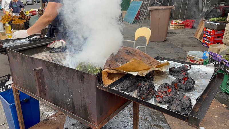 Catania látnivalói közül egy kis kuriózum ez a grillesős stand a halpiac sarkánál. 