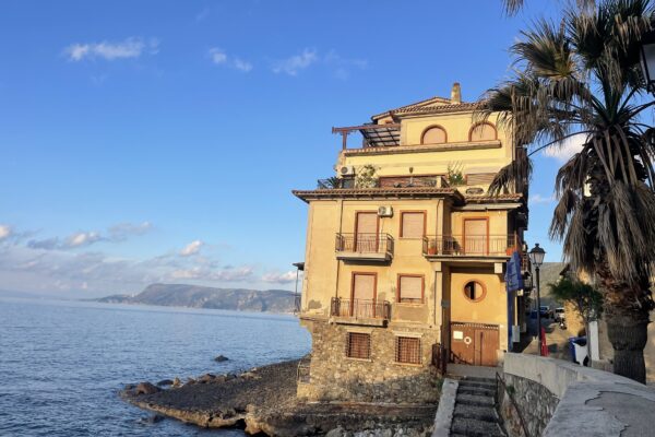 Chianalea di Scilla – A tengerre épült falu, ahol a hullámok az ajtóig érnek Chianalea di Scilla