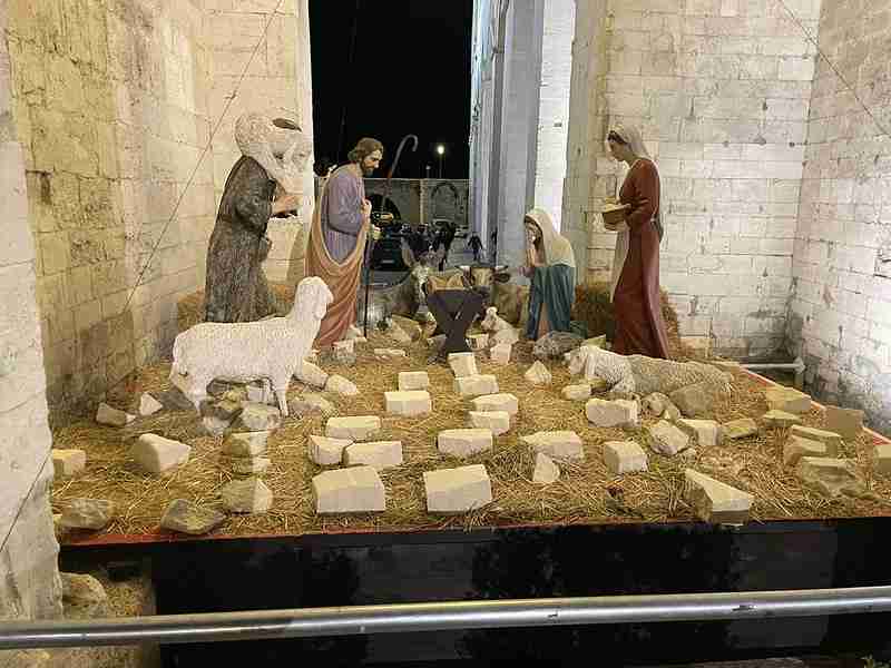 A Szent Miklós bazilika előtt