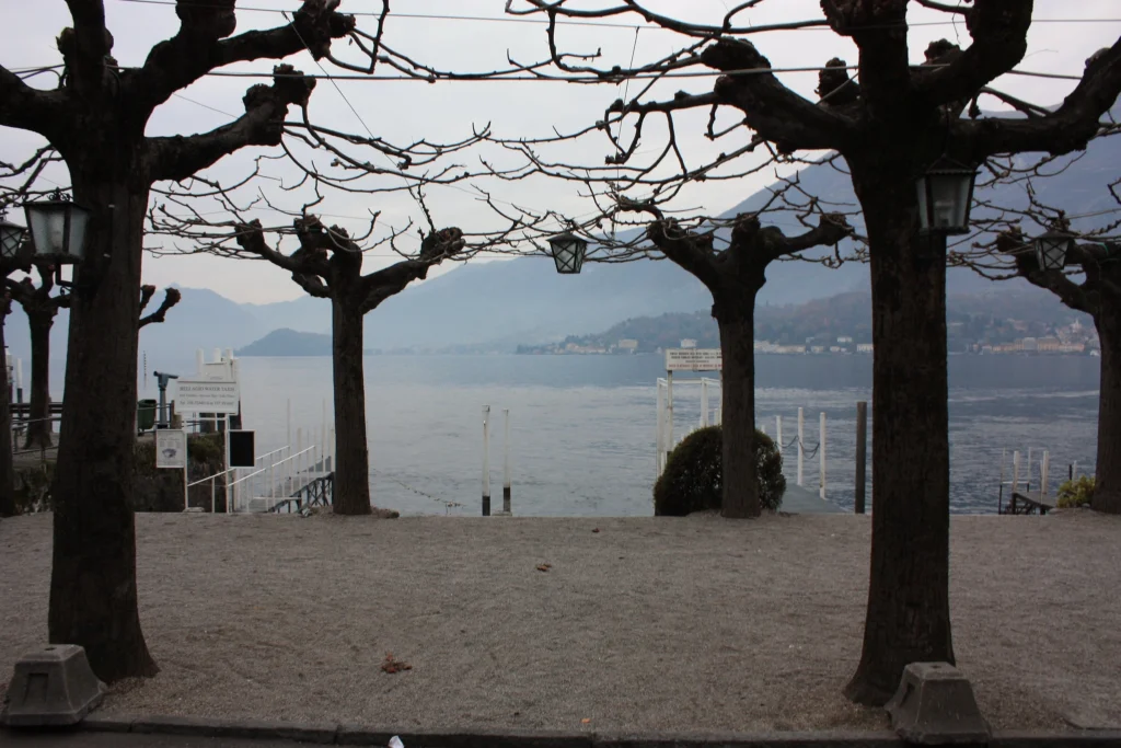 A Comói-tó télen, egy szürke napon