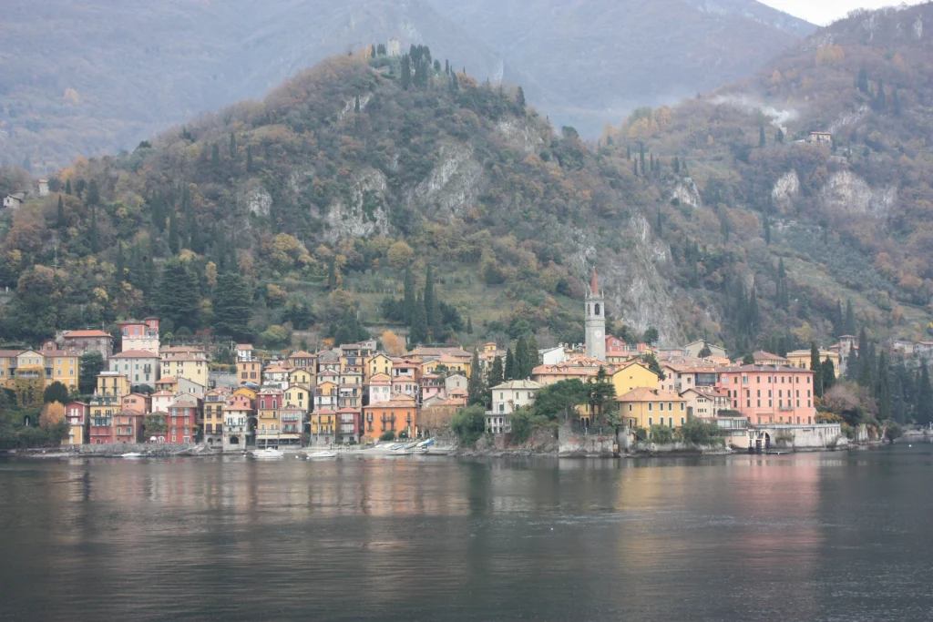 Télen is érdemes elmenni a Comói-tóhoz, de hogyan jutunk oda vonattal, hajóval vagy autóval Milánóból?