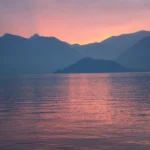 Hajózás télen a Comói-tavon. Gyönyörű naplemente télen, Como felé hajózva a Comoi-tó közepén