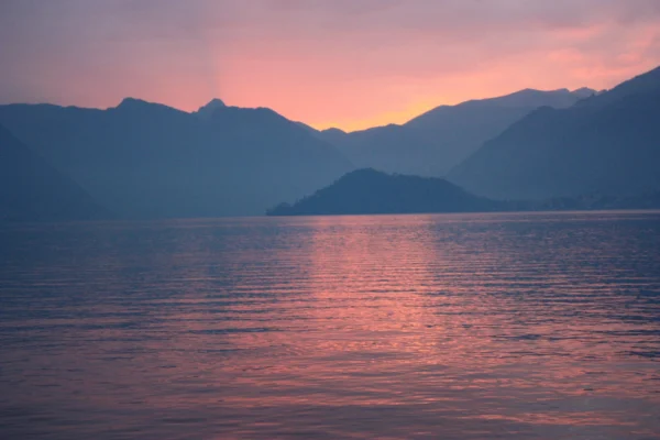 Hajózás télen a Comói-tavon. Gyönyörű naplemente télen, Como felé hajózva a Comoi-tó közepén