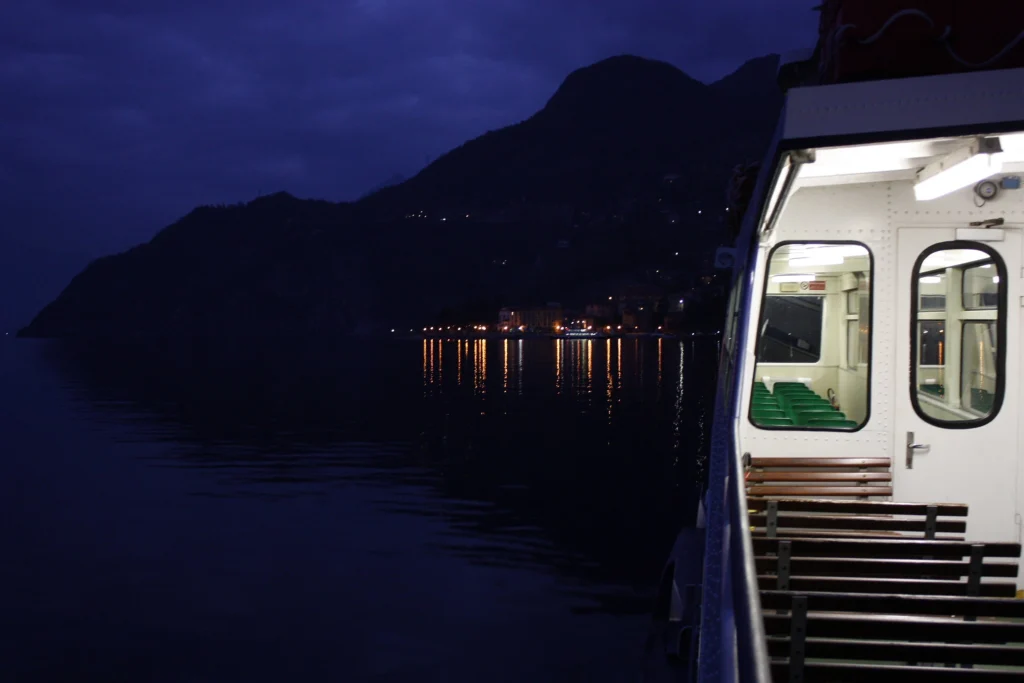 A hajózás a Comói-tavon egy olyan élmény, amit én nem hagynék ki. Általában nyugodt dolog, látni onnan a legszebb villákat és a hegyeket is