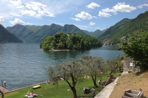 Comói-tó 2026: tavaszi nyugalom vagy nyári túlélőtúra? – Így válassz időpontot