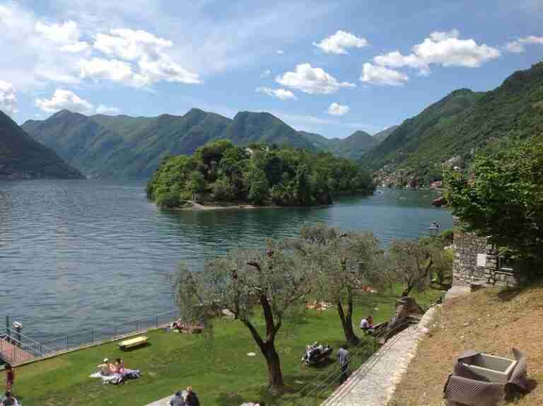 Comói-tó 2026: tavaszi nyugalom vagy nyári túlélőtúra? – Így válassz időpontot