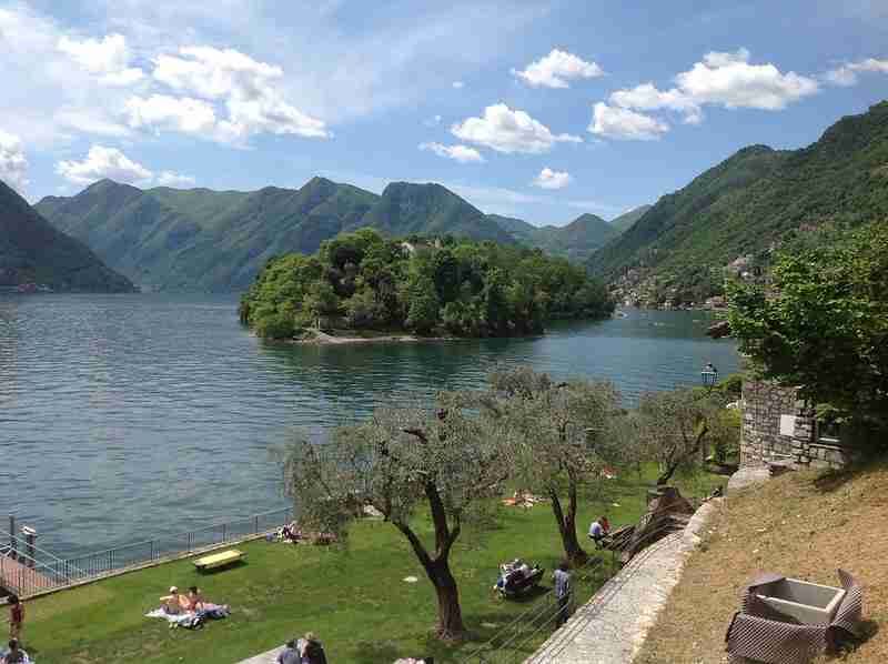 Comói-tó 2026: tavaszi nyugalom vagy nyári túlélőtúra? – Így válassz időpontot