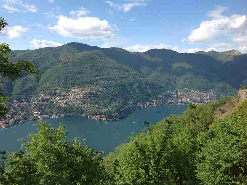 Comói-tó 2026: tavaszi nyugalom vagy nyári túlélőtúra? – Így válassz időpontot